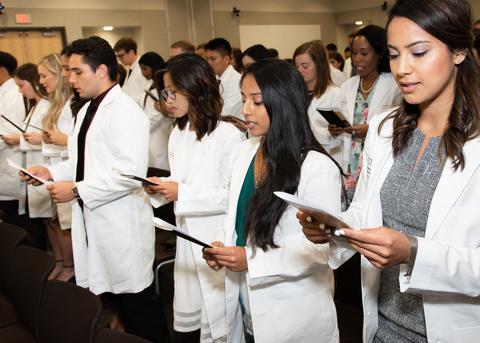牙科学院的学生接受白色的外套