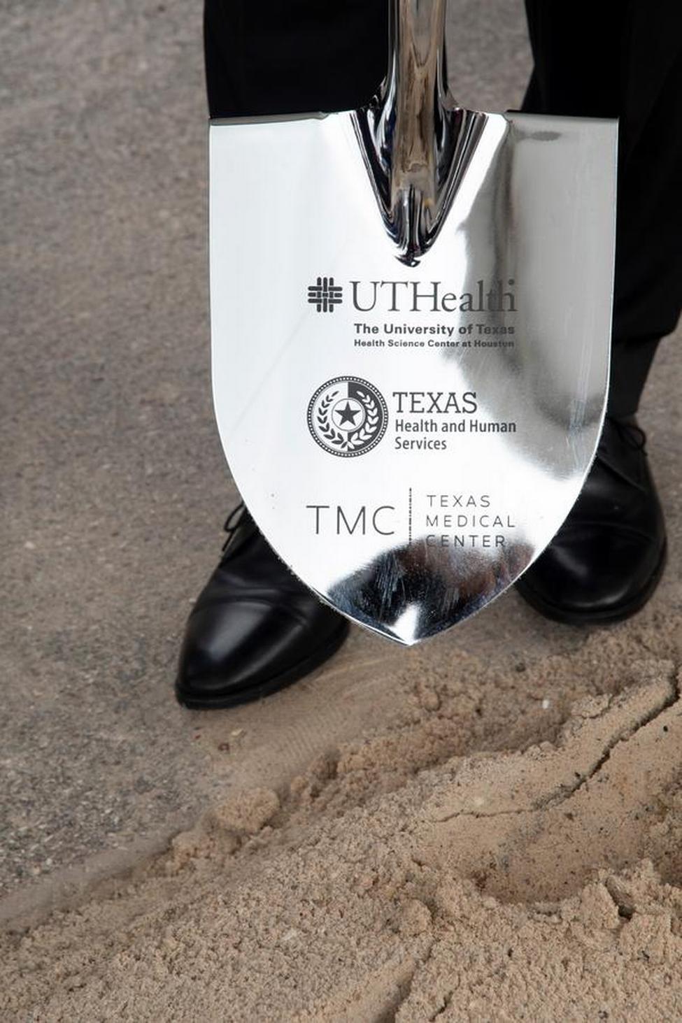 新的240床设施的铲子照片，该设施是Uthealth和Texas Health and Humy Services Commission之间的联合项目。（图片来源：德怀特·安德鲁斯）