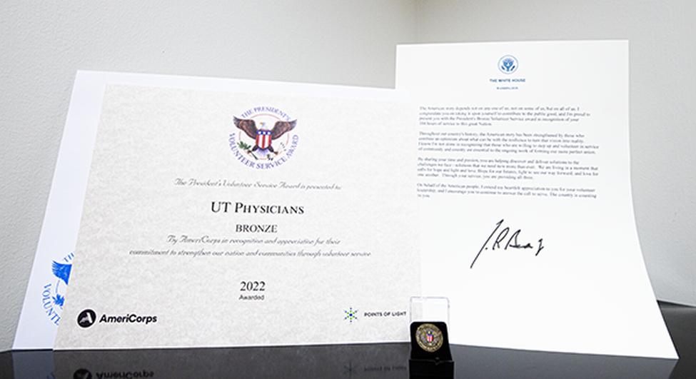PVSA证书和白宫的信。(照片提供的UT医生营销和沟通团队)