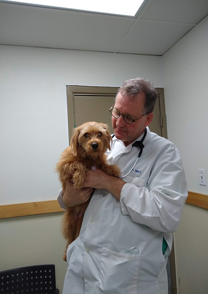 理查德·斯迈利,一个55岁的兽医,前往在加尔维斯敦德州大学医疗分部作为麻醉学住院医师。(图片由理查德·斯迈利)