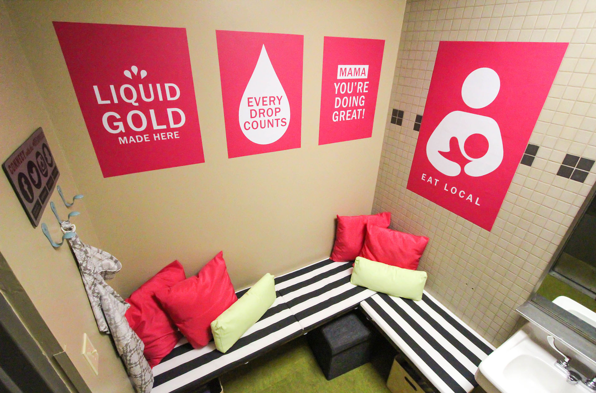小房间与鼓励母乳喂养海报和粉红色的枕头